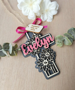 personaliziran lesen križ z imenom in posvetilno tablico